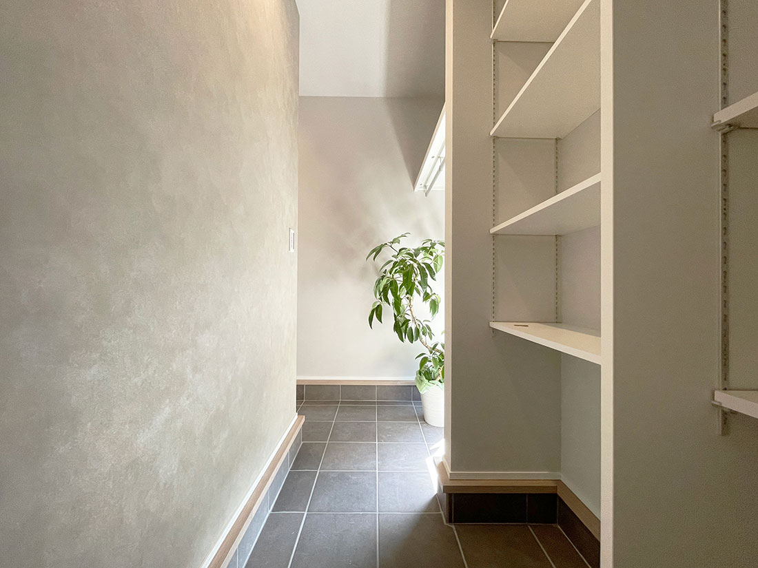 広いシューズクロークの全景